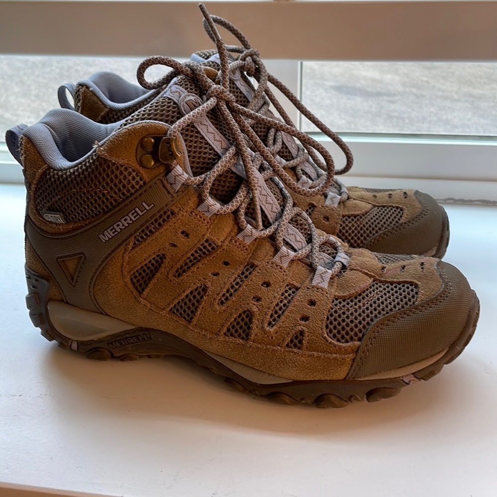 🥾 Hiking Boots